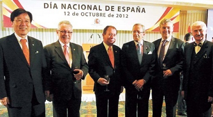 Spanish envoy focuses on debt crisis