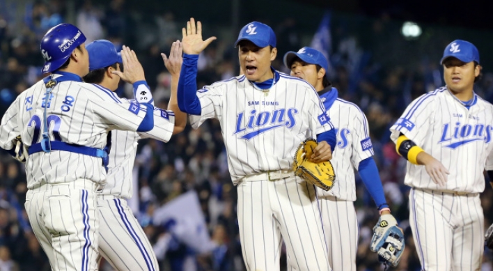 Samsung Lions squeeze past SK Wyverns, one win from championship