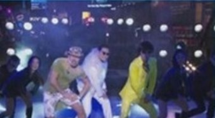 “Gangnam Style” video stars perform in Times Square