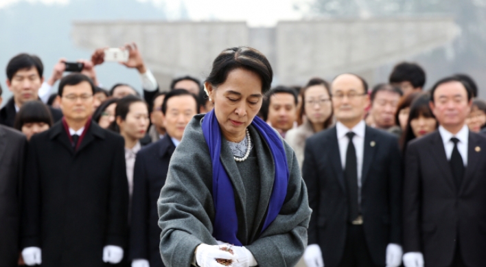 Suu Kyi lauds Korea’s democratic transition
