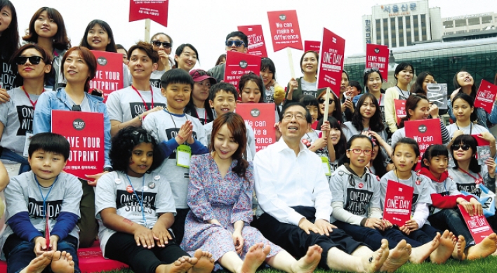 Seoul mayor joins shoe donation campaign