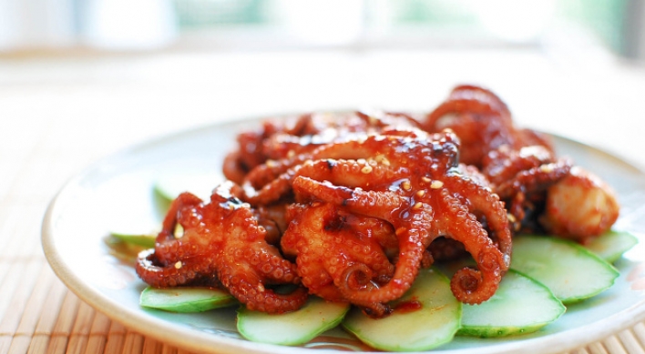 Jjukkumi guui, (spicy grilled baby octopus)