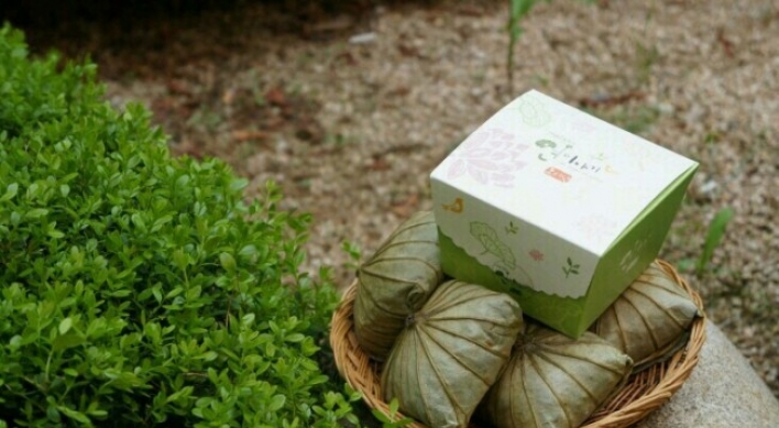 Lunch box with lotus leaves at Busan Station