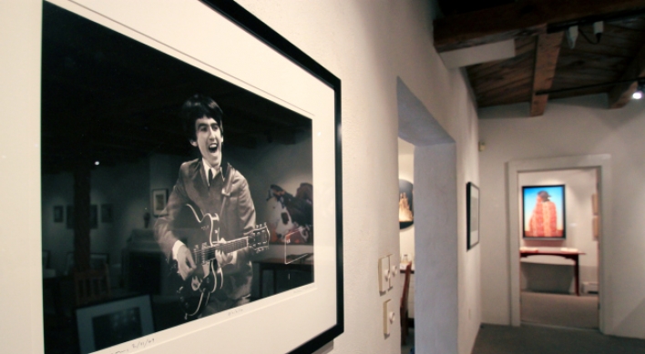 U.S. exhibit shines light on rare Beatles photos