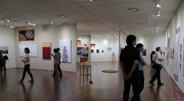 Art students open exhibition in Seoul City Hall
