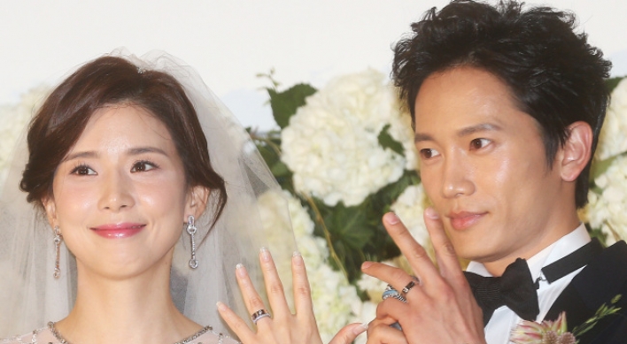 Lee Bo-young, Ji Sung take wedding vows in Seoul