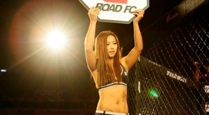 [Photo news] Fighter-turned-ring girl makes her debut