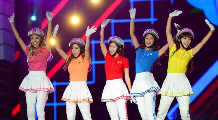 A fan bursts into stage of Crayon Pop