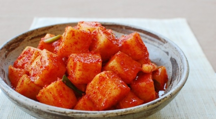 Kkakdugi (cubed radish kimchi)