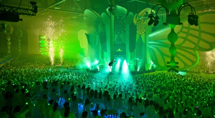 All in white: Sensation lures 12,000 clubbers