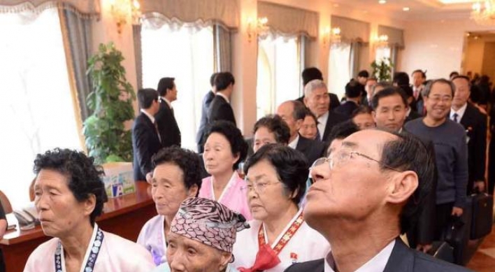 Families of two Koreas hold 2nd day of reunions