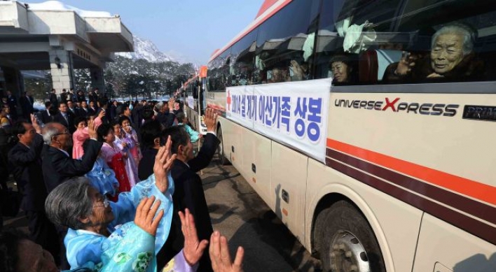 Separated Korean families hold last day of reunions