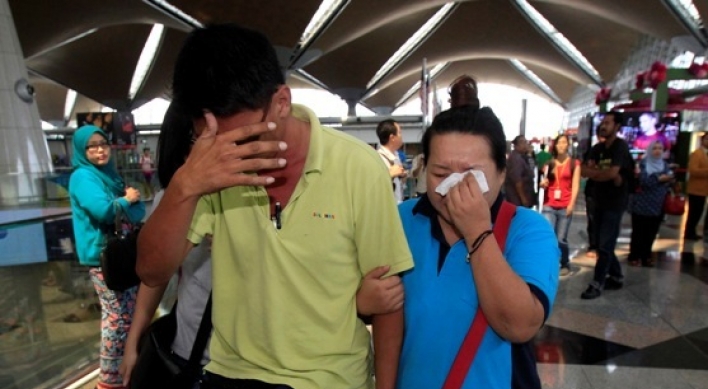Malaysia, Vietnam mount search for airliner carrying 239 people