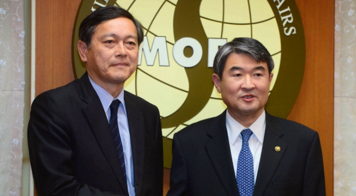 Korean, Japanese officials hold fence-mending talks