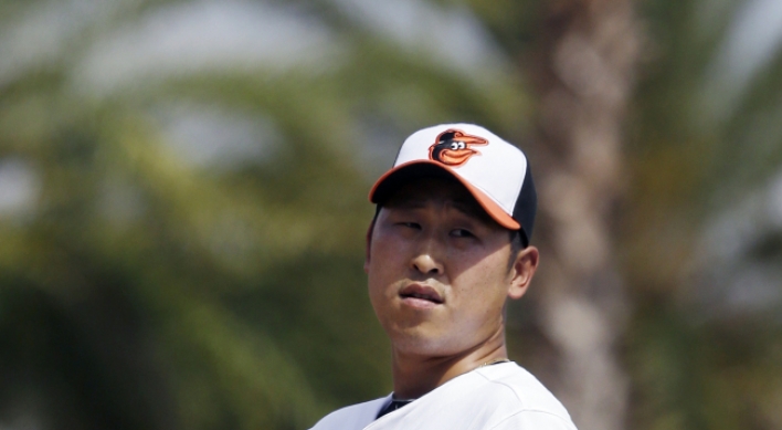 Pitcher Yoon to begin season in minors
