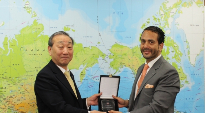 Panamanian envoy awards CEO meritorious plaque