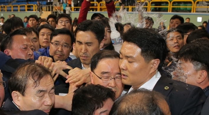 [Ferry Disaster] Prime Minister berated by families of Sewol victims