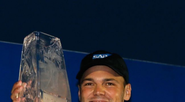 Kaymer holds on to win Players