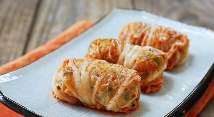 Kimchi Ssambap (kimchi wrapped rice rolls)