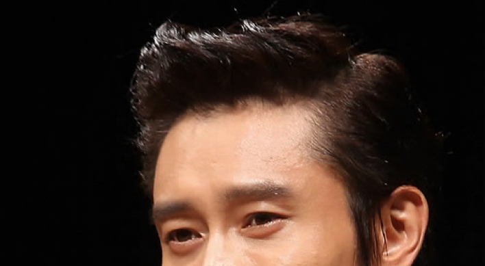 Lee Byung-hun receives Asia Pacific Screen Award