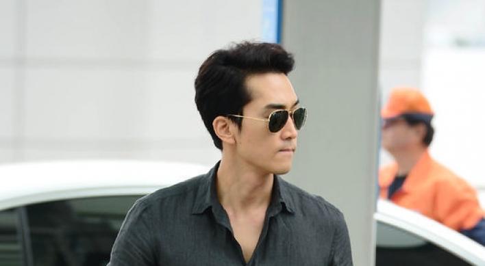 Song Seung-heon shows off Western look