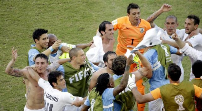 [World Cup] Uruguay beats Italy to advance; Greece late winner