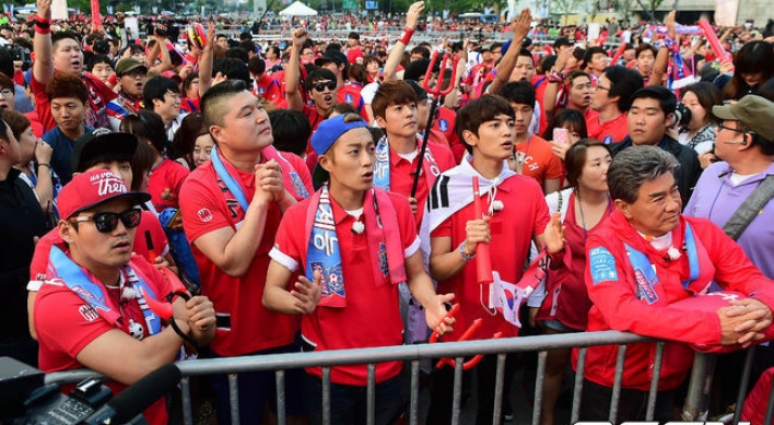 K-pop idols applaud Korean soccer players