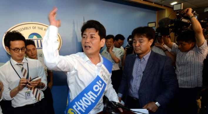 Opposition dispute escalates as ex-vice mayor accepts nomination