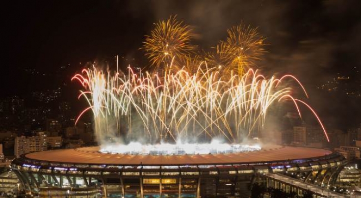 브라질 국민들, 춤추고 축하 불꽃놀이, 왜?
