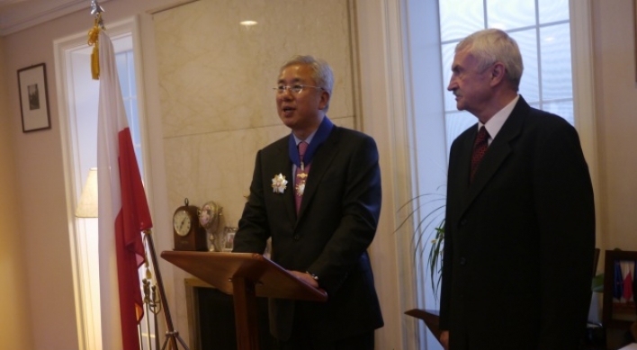 Korean envoy receives Polish medal