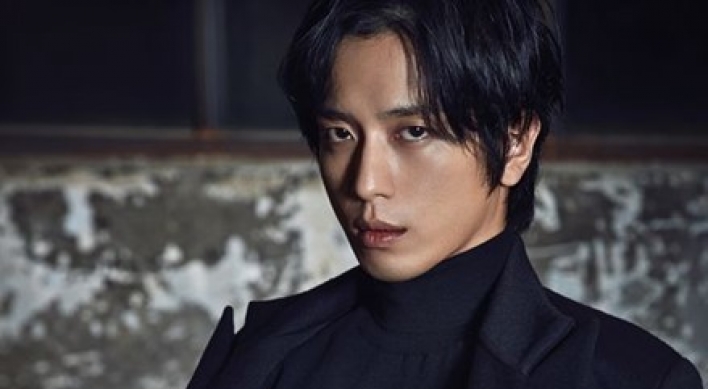 CNBLUE’s Jung Yong-hwa in all-black suit