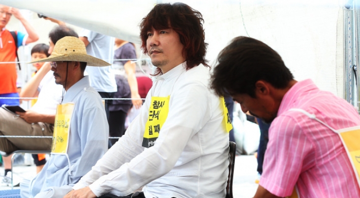 Singer joins hunger strike by Sewol victims’ families