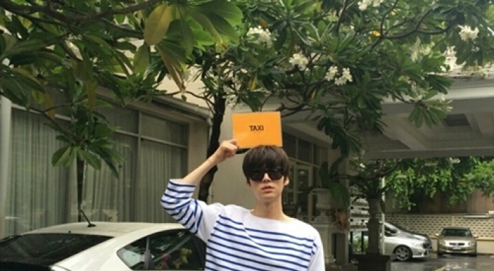 Ahn Jae-hyun enjoys ‘stylish’ trip in Bangkok