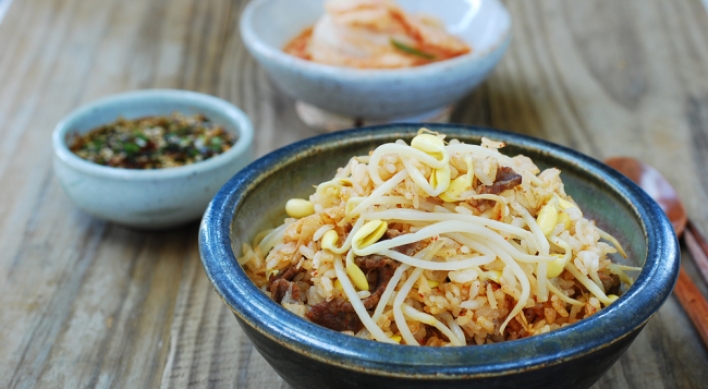 Kongnamul bap (soybean sprouts rice bowl)