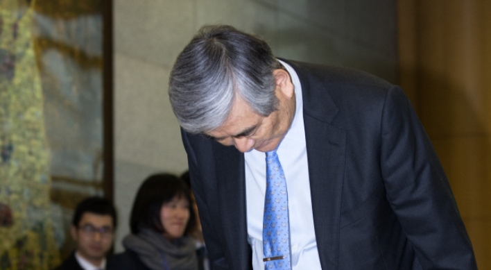 Korean Air chief apologizes for daughter's actions