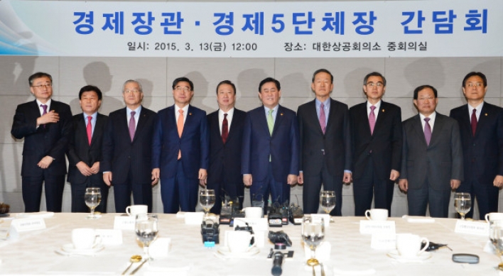 Choi urges business chiefs to raise wages
