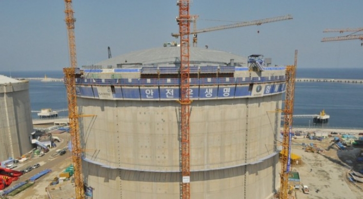 KOGAS successfully raises roof of LNG storage tank