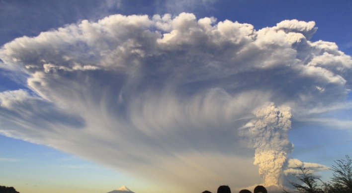 [Photo News] Volcano erupts