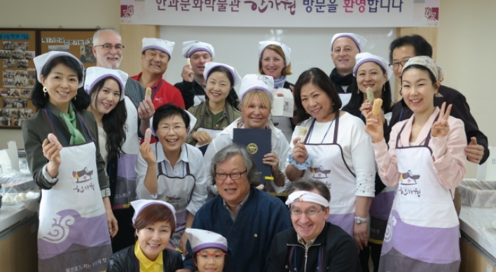CICI members revel in patchwork, traditional Korean cookies