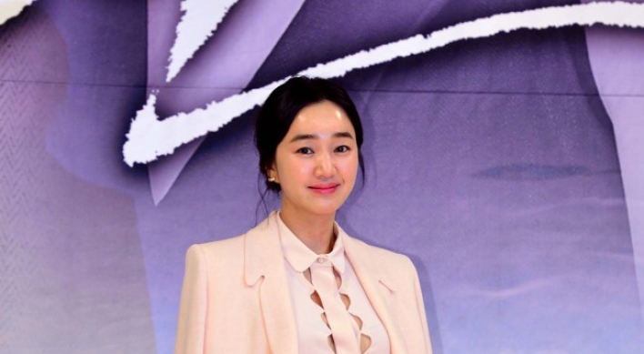 Two sides of Soo Ae