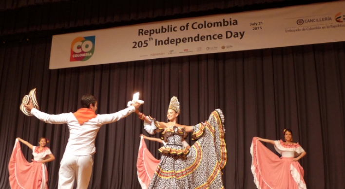 Colombian independence reception teems with festive music, dance