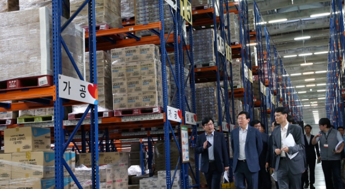 Lotte Group chairman visits distribution center in Osan