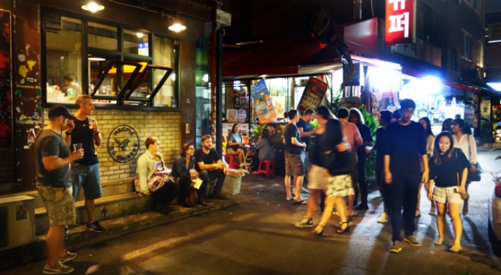 Itaewon sees rise of sidewalk drinking