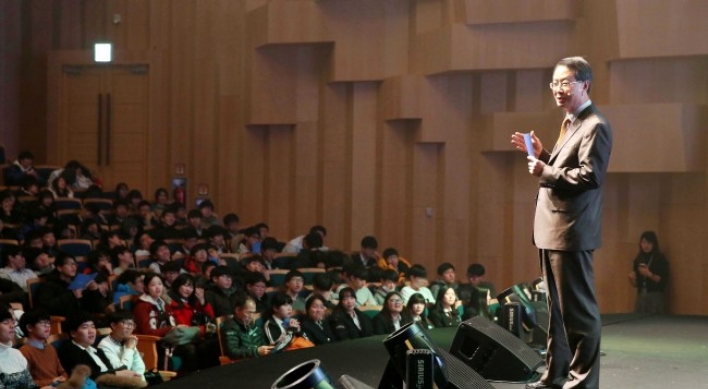 [Photo News] Asiana chief delivers lecture for teens