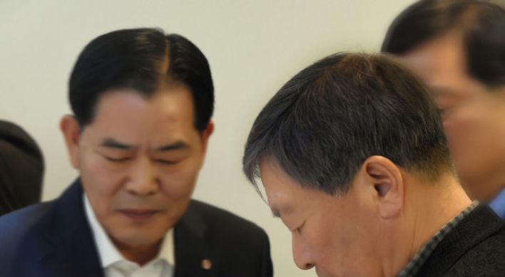 [Photo News] Chairman tries out LG G5
