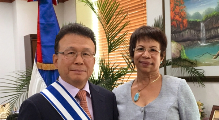 Dominica honors ex-Korean ambassador