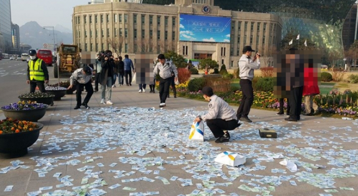 Koreans ignore scattered cash in downtown square