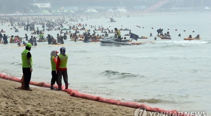 Floating oil on Busan beach delays public access