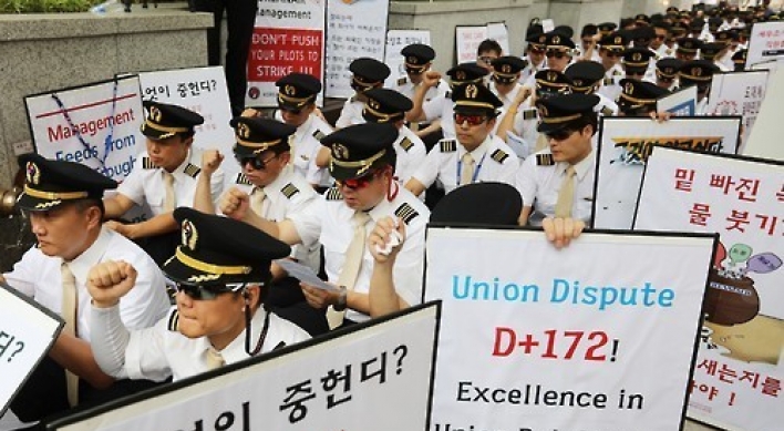 Unionized pilots of Korean Air urge tax probe into management
