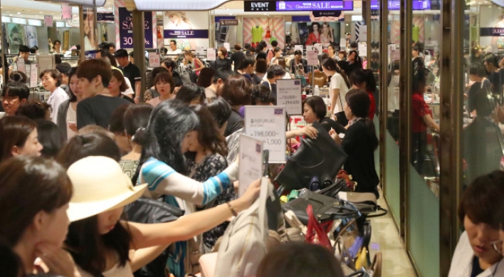 [Photo News] Shoppers flock to department store to avoid heat